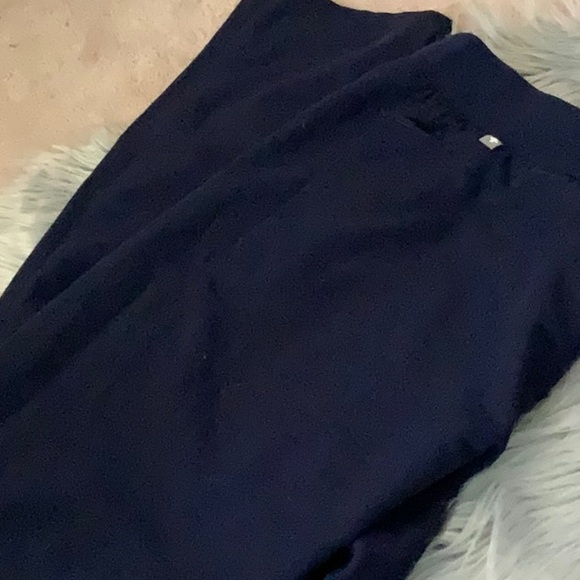 Figs navy blue scrub pants in large .pocket on the side has a snap. - Picture 4 of 5